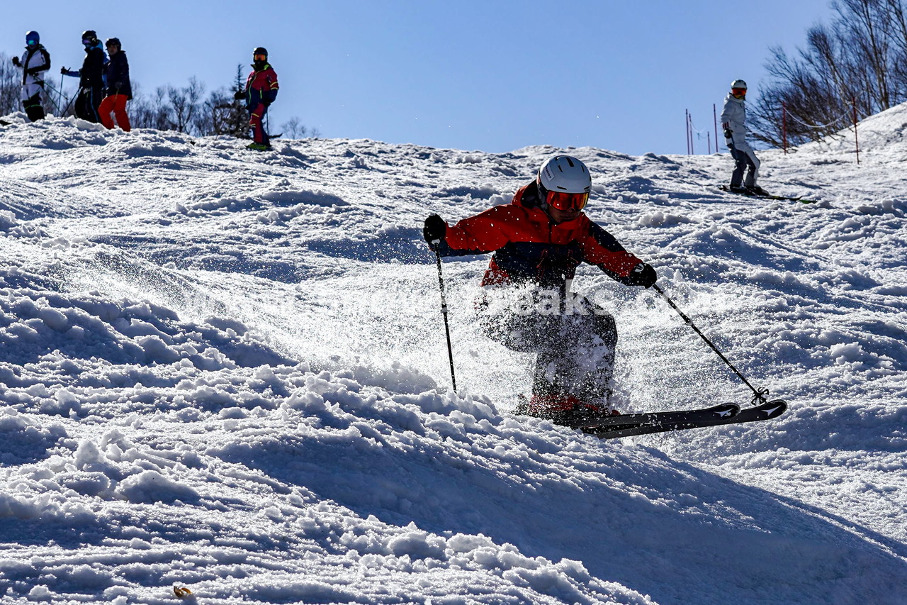 札幌国際スキー場 Mt.石井スポーツ ISHII SKI ACADEMY 校長・斉藤人之さんによる『斉藤塾』開講。本日のテーマは、「春雪！コブからスキーのたわみを楽しむ！！」(^^)v